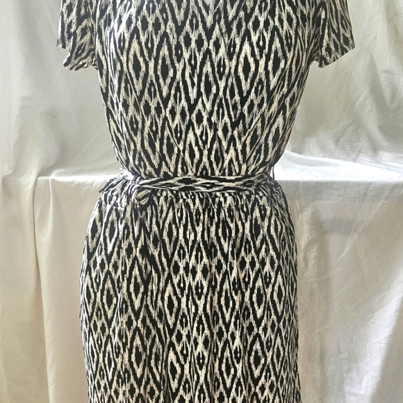 Banana Republic Black & White Ikat Pullover Wrap Dress W Tie Wmn's M Flattering - Picture 6 of 7
